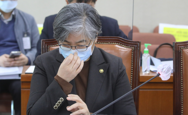 정은경 질병관리청장이 17일 국회에서 열린 보건복지위원회 전체회의에서 마스크를 고쳐 쓰고 있다. 연합뉴스