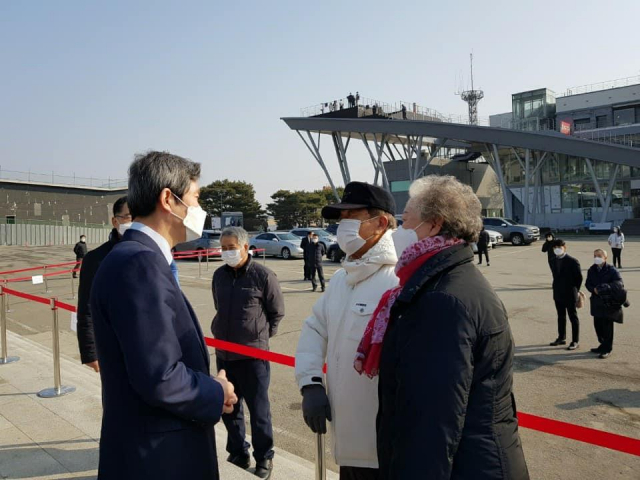 이인영 통일부 장관이 지난 12일 설을 맞아 경기도 파주 임진각 망배단을 찾아 참배했다. 이 장관은 이산가족과 실향민들의 아픔을 위로하고 이산가족 상봉을 기원하고자 망배단을 방문했다고 통일부가 전했다. 연합뉴스