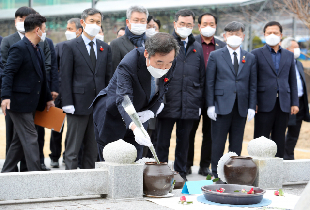전남을 방문한 더불어민주당 이낙연 대표가 11일 오후 순천시 덕연동 여순항쟁위령탑을 찾아 희생자들의 명복을 빌며 헌화하고 있다. 연합뉴스