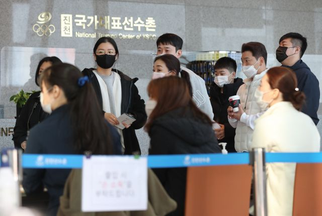 국가대표 선수들이 코로나19 대유행과 도쿄올림픽 1년 연기로 지난해 3월 퇴촌했던 충북 진천선수촌으로 같은 해 11월 5일 재입촌하고 있다. 연합뉴스