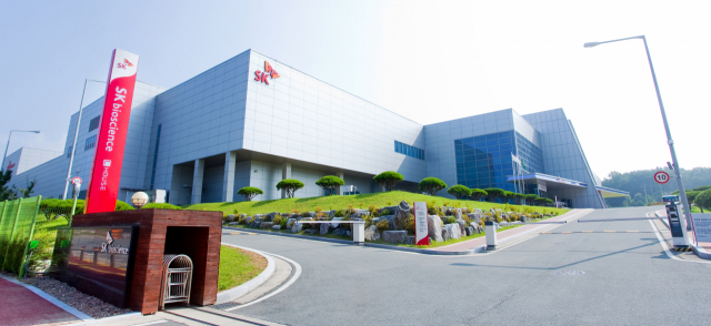 24일 국내 최초로 코로나19 백신 출하를 앞두고 있는 SK바이오사이언스 안동 L하우스 백신센터 주변에 긴장감이 감돌고 있다. 사진은 L하우스 전경. 매일신문 D/B