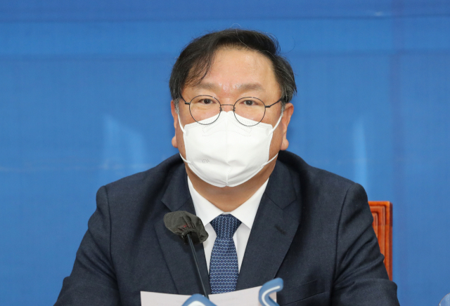 더불어민주당 김태년 원내대표가 17일 오후 서울 여의도 국회에서 열린 규제혁신추진단 2차 전체회의에서 발언하고 있다. 연합뉴스