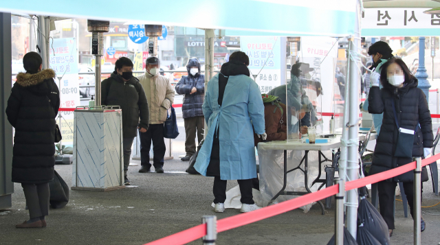 신종 코로나바이러스감염증(코로나19) 신규 확진자 수가 600명 대로 증가한 17일 오전 서울역광장에 마련된 코로나19 임시선별검사소에서 시민들이 검사를 받기 위해 대기하고 있다.연합뉴스