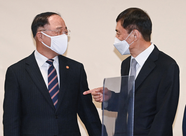 홍남기 경제부총리 겸 기획재정부 장관(왼쪽)과 이주열 한국은행 총재가 18일 오전 서울 중구 명동 은행회관에서 열린 거시경제 금융 회의에서 대화하고 있다. 연합뉴스