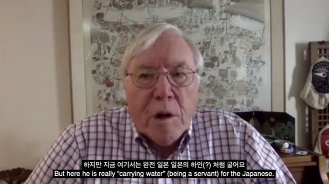 미국 하버드대 동양학 박사 출신의 피터슨 교수가 마크 램지어를 '일본의 하인'처럼 군다고 말하고 있다. 피터슨 교수의 유튜브 채널 '우물 밖의 개구리' 화면 갈무리