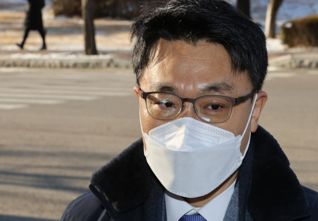 김진욱 고위공직자범죄수사처장이 17일 오전 정부과천청사 공수처로 출근하며 취재진의 질문에 답하고 있다. 연합뉴스