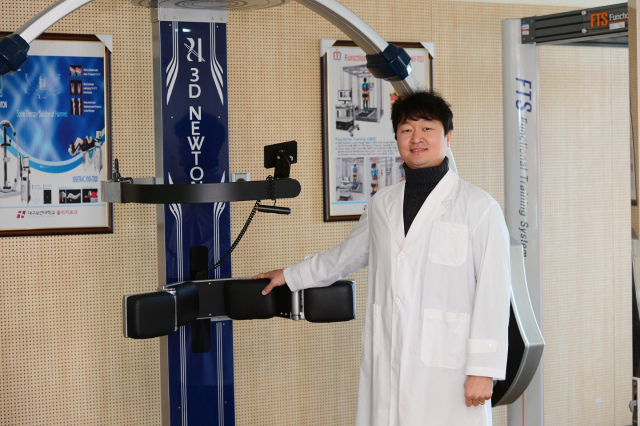대구보건대 연마관 물리치료과 실습실에서 중국 국가대표 쇼트트랙 트레이너로 임명된 배주영 씨가 포즈를 취하고 있다. 대구보건대 제공
