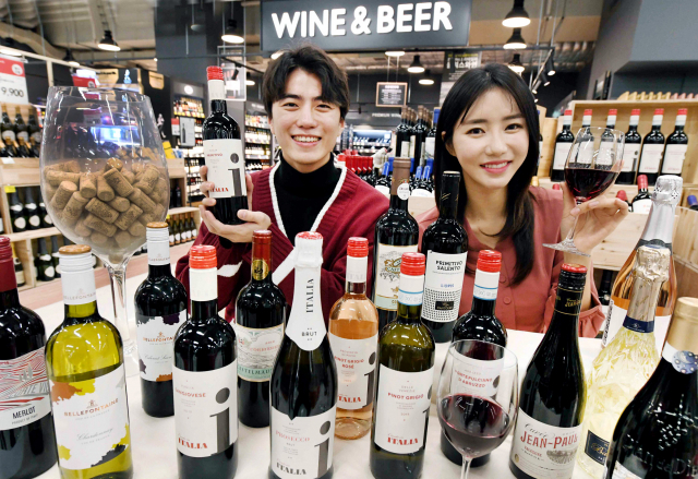 홈플러스는 늘어난 홈술족을 겨냥해 와인 선택의 폭을 넓히고자 이탈리아, 프랑스, 스페인 등 유럽 지역 와인 23종을 새로 출시했다. 모델들이 18일 홈플러스 매장에서 유럽 와인 23종을 선보이고 있다. 홈플러스 제공