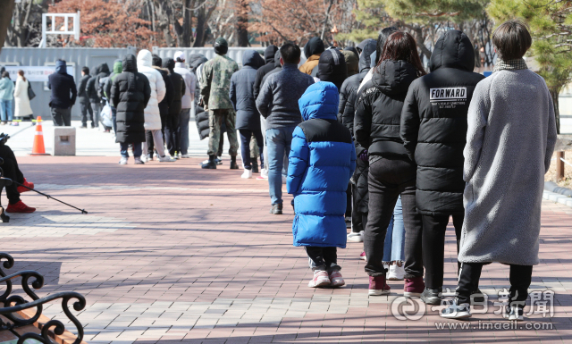 대구 국채보상운동기념공원에 마련된 코로나19 임시선별검사소에서 시민들이 코로나19 검사를 받기 위 해 기다리고 있다. 매일신문DB