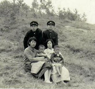 1969년 고교 1학년이던 최주원(왼쪽 위)씨와 최원재(오른쪽 아래 아기를 안고 있는 분)씨가 뒷동산에서 찍은 사진. 가족제공.