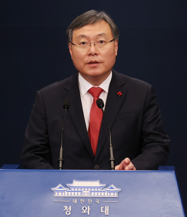 신현수 청와대 민정수석이 취임 한달 남짓 만에 검찰 고위간부 인사 등과 관련해 강한 배신감을 느끼며 사의를 표명한 것으로 알려져 파문이 확산하고 있다. 사진은 지난달 31일 오후 청와대 춘추관 대브리핑룸에서 인사말을 하고 있는 신현수 신임 민정수석. 연합뉴스