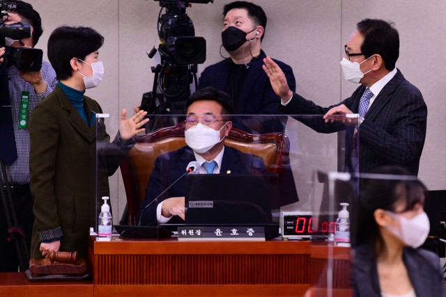 더불어민주당 백혜련 간사(왼쪽)와 국민의힘 김도읍 간사가 18일 국회에서 열린 법제사법위원회 전체회의에서 논의하고 있다. 가운데는 윤호중 법사위원장. 연합뉴스