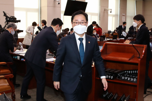 박범계 법무부 장관이 18일 국회에서 열린 법제사법위원회 전체회의에서 정회되자 회의장을 나서고 있다. 연합뉴스