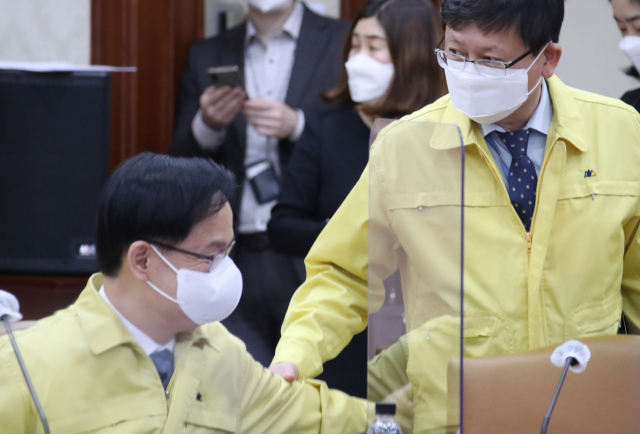 강성천 중기부 차관(왼쪽)과 임서정 청와대 일자리수석이 20일 정부서울청사에서 열린 제27차 비상경제 중앙대책본부 회의에 참석해 인사하고 있다. 연합뉴스