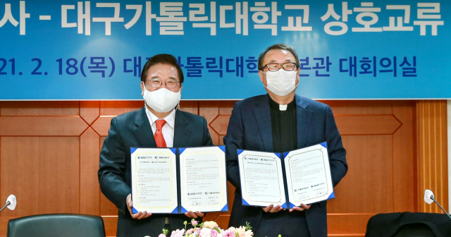 우동기(왼쪽) 대구가톨릭대 총장과 김문상 가톨릭신문사 사장이 협약 체결 후 기념촬영을 하고 있다. 대구가톨릭대 제공