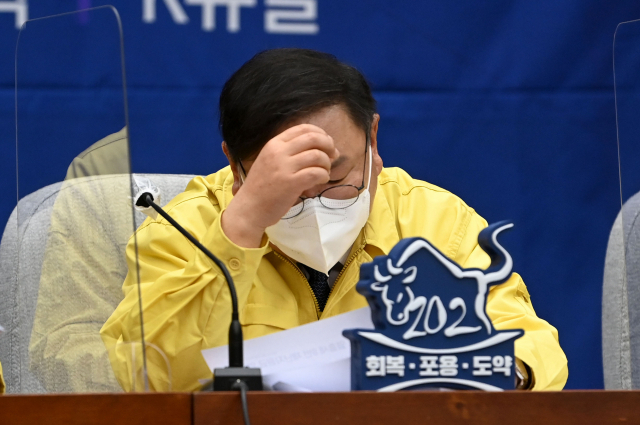 더불어민주당 김태년 원내대표가 18일 오전 국회에서 열린 정책조정회의에서 생각에 잠겨 있다. 연합뉴스