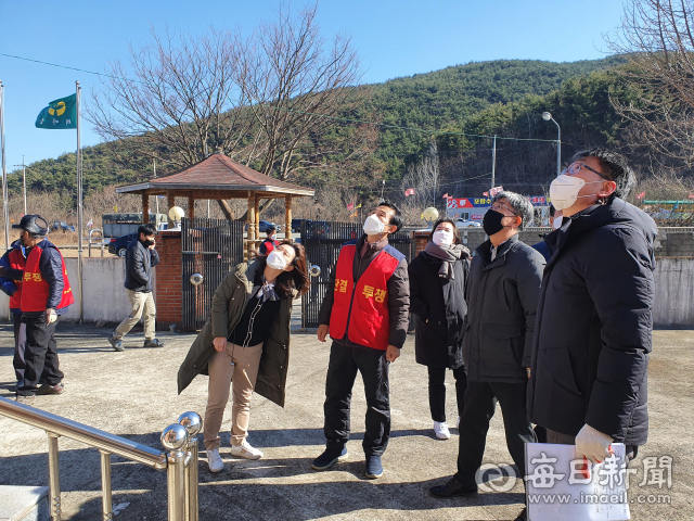 국민권익위 현장조사단이 포항 수성사격장을 찾아 주민들의 호소하는 피해 상황들을 둘러보고 있다.주민반대위 제공