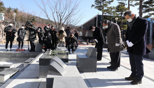 대구 지하철 참사 18주기인 18일 오전 대구 동구 대구시민안전테마파크에서 열린 추모식에서 희생자 유가족과 참석자들이 헌화하고 있다. 김영진 기자 kyjmaeil@imaeil.com