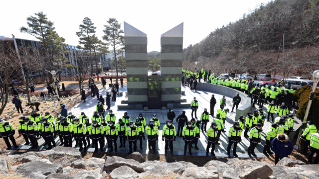 대구 지하철 참사 18주기 추모식이 열린 18일 오전 대구 동구 용수동 대구시민안전테마파크에서 행사 개최를 반대하는 인근 상인들과의 충돌을 예방하기 위해 경찰들이 배치돼 있다. 김영진 기자 kyjmaeil@imaeil.com