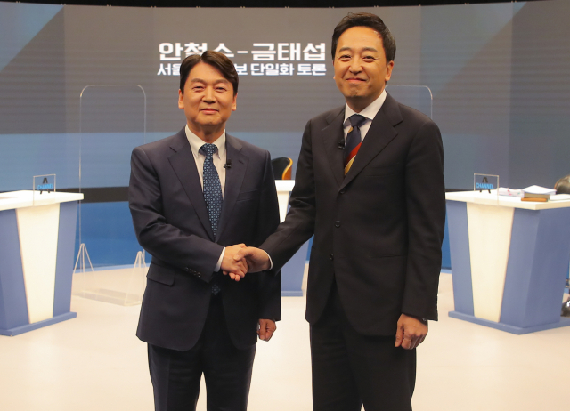 서울시장 재보궐 선거에 출마한 국민의당 안철수 예비후보(왼쪽)와 무소속 금태섭 예비후보가 18일 상암동 채널에이 사옥에서 열린 단일화를 위한 토론에 앞서 악수하고 있다. 연합뉴스