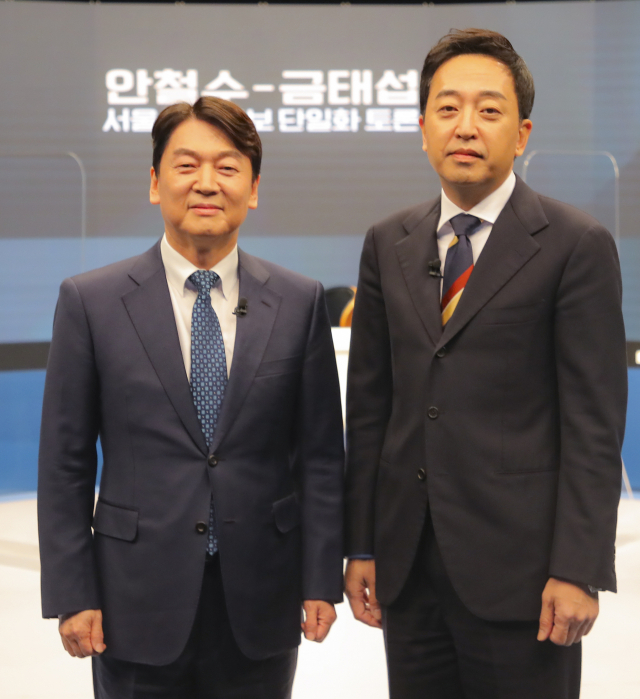 서울시장 재보궐 선거에 출마한 국민의당 안철수 예비후보(왼쪽)와 무소속 금태섭 예비후보가 18일 상암동 채널에이 사옥에서 열린 단일화를 위한 토론에 앞서 포즈를 취하고 있다. 연합뉴스
