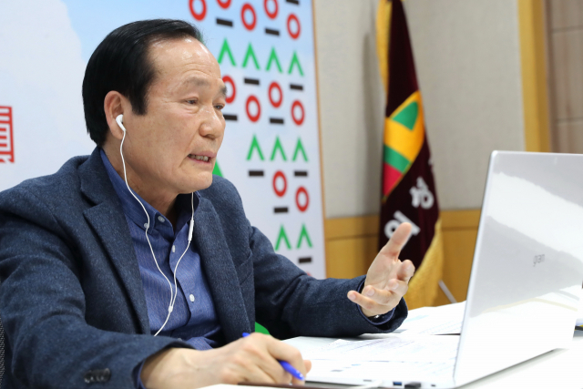 김주수 경북 의성군수가 단체장 온라인 토론회에서 의성군이 추진하고 있는 주요 정책 사례들을 발표하고 있다. 의성군 제공