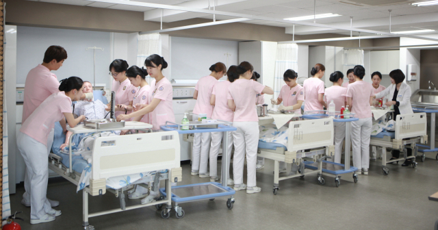 가톨릭상지대 간호학과 학생들이 제61회 간호사 국가고시에 응시생 전원이 합격하는 쾌거를 이뤘다. 학생들의 교육 모습. 가톨릭상지대 제공