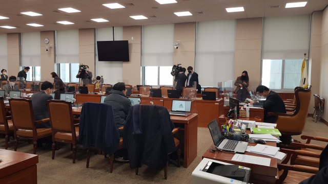 19일 오전 국회 국토위에서 열린 법안소위에서 더불어민주당 의원들이 회의 예정시간인 9시 30분에도 입장하지 않고 있다. 김병훈 기자