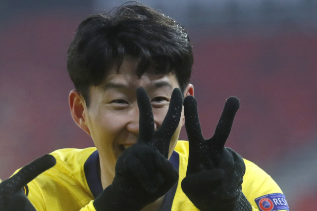 18일(현지시간) 헝가리 부다페스트의 푸슈카시 아레나에서 열린 유럽축구연맹(UEFA) 유로파리그 32강 1차전 토트넘 홋스퍼(영국) 대 볼프스베르거(오스트리아)의 경기에서 토트넘의 손흥민(29)이 득점 후 골 세리머니를 하고 있다. 이날 손흥민은 시즌 18호 골을 넣으며 자신의 한 시즌 최다 공격포인트 기록인 31점을 달성했다. 경기는 토트넘이 4-1로 이겼다. 연합뉴스
