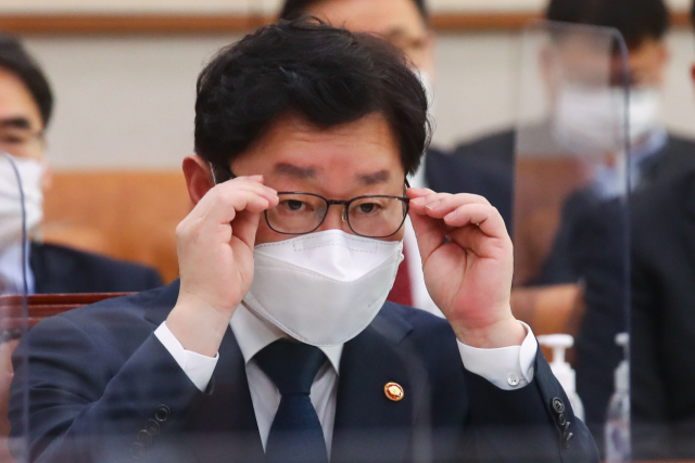 박범계 법무부 장관이 18일 국회에서 열린 법제사법위원회 전체회의에서 안경을 고쳐 쓰고 있다. 연합뉴스