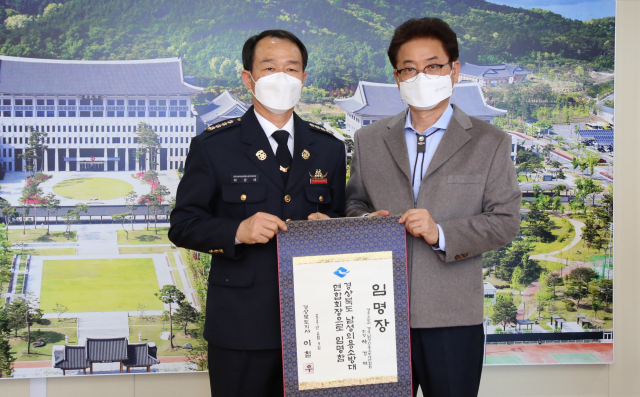 하경태 신임 경상북도 남성의용소방대 연합회장이 19일 이철우 경북도지사로부터 임명장을 받은 뒤 기념촬영을 하고 있다. 경주소방서 제공
