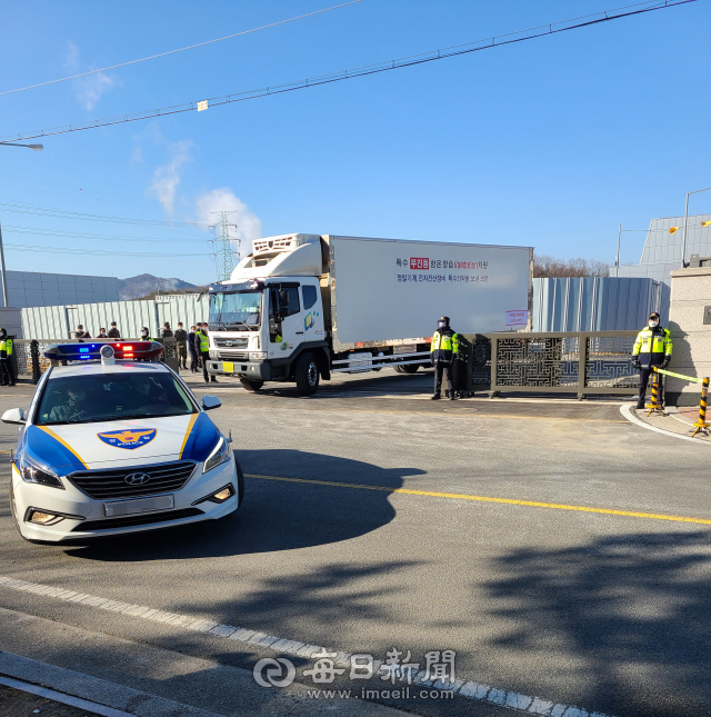19일 경북 안동시 SK바이오사이언스 안동공장에서 코로나19 백신 출하와 관련한 모의훈련이 진행되고 있다. 김영진 기자