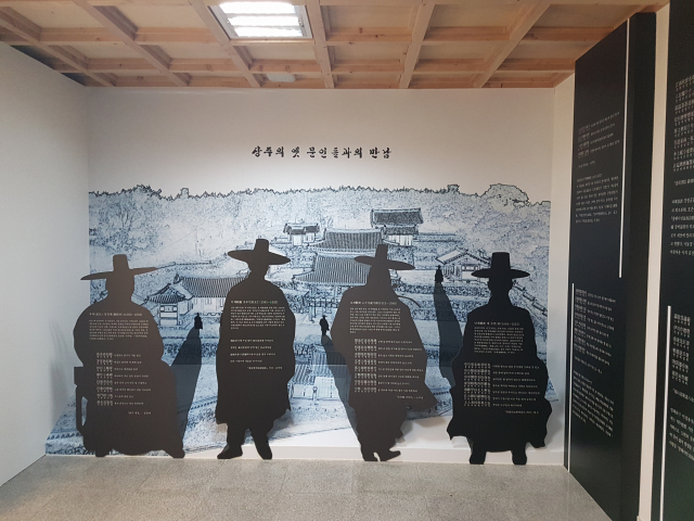 상주 낙동강문확관에는 낙동강과 상주 문학의 산파 역할을 했던 우복 정경세, 이재 조우인, 소재 노수신, 난재 채수 선생의 시를 실루엣 형식으로 전시하고 있다. 고도현 기자