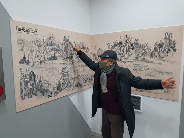 길이 22.47m의 낙유첩(洛遊帖)의 유래에 대해 상주 낙동강 문학관 개관준비위원장인 박찬선 시인이 설명하고 있다. 낙유첩은 경천대에서 관수루에 이르는 4~5십 리 구간을 뱃놀이한 그림이다. 고도현 기자