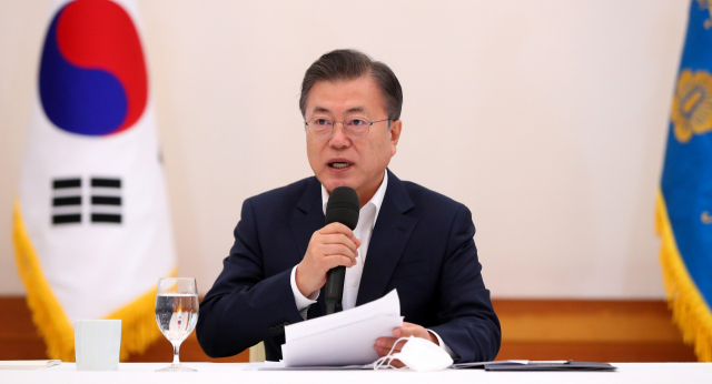 문재인 대통령이 19일 오전 청와대 본관에서 열린 더불어민주당 지도부 초청 간담회에서 인사말을 하고 있다. 연합뉴스