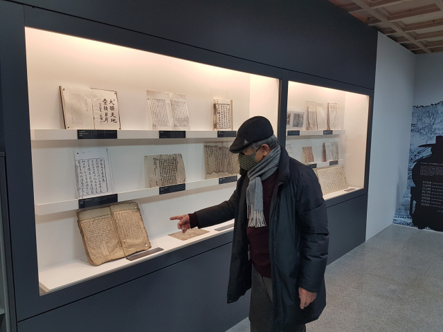 상주 낙동강 문학관에는 정도전, 김흔, 이황, 권상일, 김종직, 이색, 문익점, 등 기라성 같은 학자들의 시를 소개하고 있다. 고도현 기자