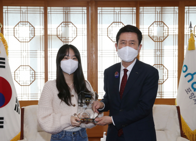 트롯천재 소녀 전유진(왼쪽) 양이 포항시 홍보대사에 위촉됐다. 이강덕 포항시장이 19일 전유진 양에게 위촉패를 전달하고 있다. 포항시 제공