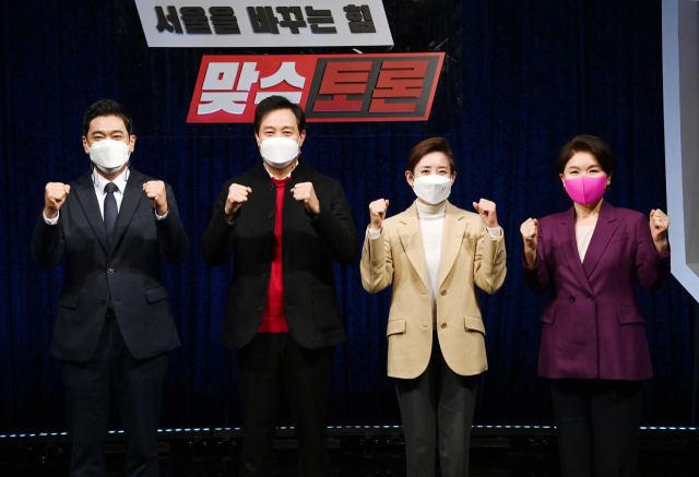 국민의힘 오신환(왼쪽부터), 오세훈, 나경원, 조은희 서울시장 경선후보들이 19일 서울 용산구 백범김구기념관에서 열린