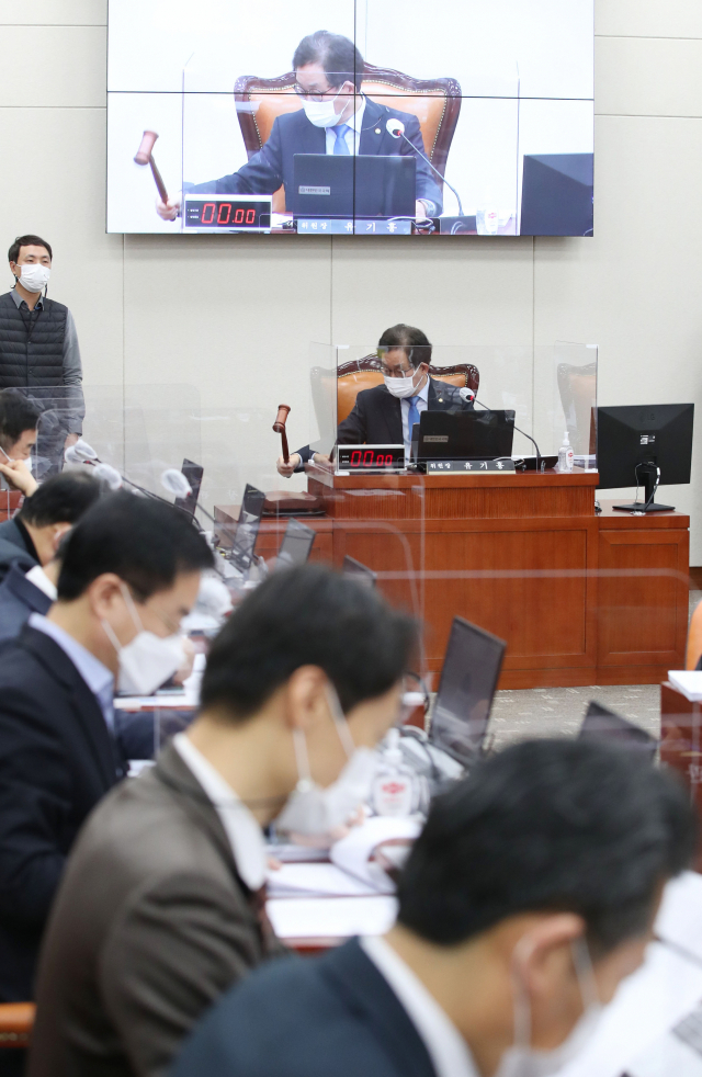 19일 국회에서 교육위원회 전체회의가 열리고 있다. 연합뉴스