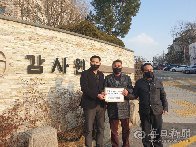 울진 주민 대표단이 19일 감사원 앞에서 신한울원전 3.4호기에 대한 실지 감사를 촉구하고 있다. 울진범시민대책위원회 제공