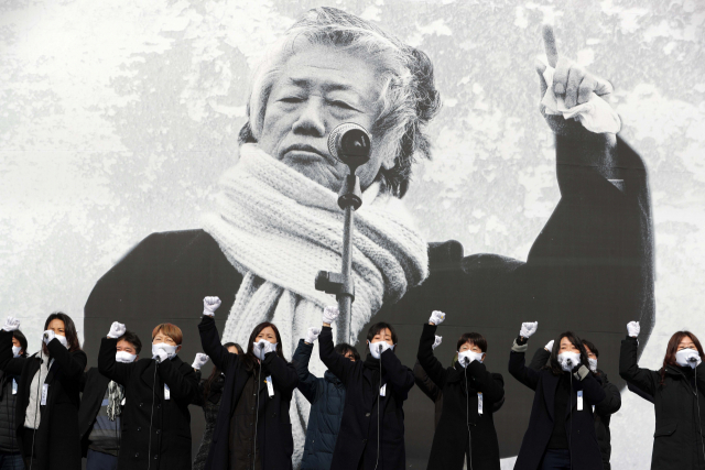 19일 오후 서울 중구 서울광장에서 엄수된 고 백기완 통일문제연구소장의 영결식에서 고인을 추모하는 민중가수들이 