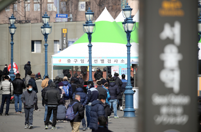 19일 오후 서울 중구 서울역 광장에 설치된 신종 코로나바이러스 감염증(코로나19) 임시 선별 검사소에서 시민들이 검사를 기다리고 있다. 중앙방역대책본부는 이날 0시 기준으로 코로나19 신규 확진자가 561명 늘어 누적 8만6천128명이라고 밝혔다. 전날보다는 60명 줄었다. 연합뉴스