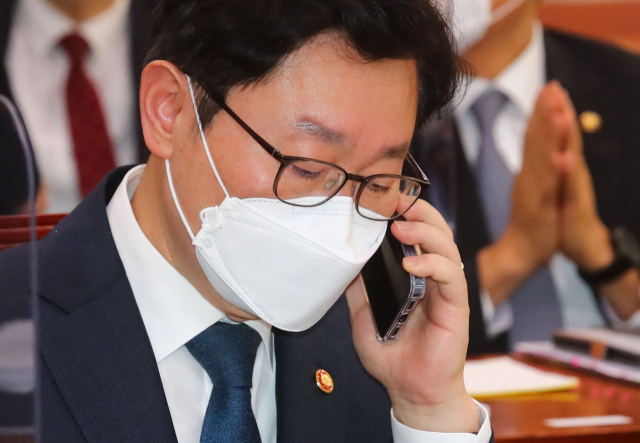 박범계 법무부 장관이 18일 오전 국회에서 열린 법제사법위원회 전체회의에서 통화를 하고 있다. 연합뉴스