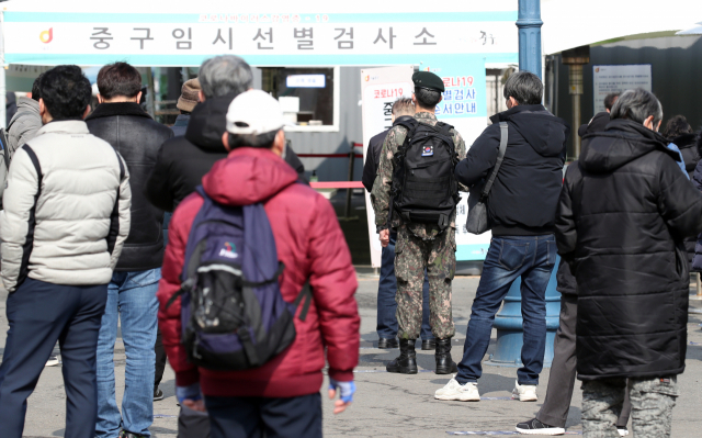 19일 오후 서울 중구 서울역 광장에 설치된 신종 코로나바이러스 감염증(코로나19) 임시 선별 검사소에서 시민들이 검사를 기다리고 있다. 연합뉴스