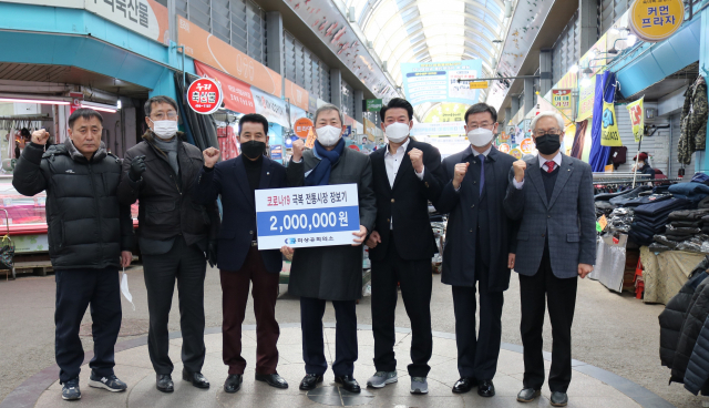 구미상공회의소 조정문(가운데) 회장을 비롯한 임직원들이 지난 4일 구미새마을중앙시장에서 전통시장 장보기 행사를 하고 있다. 구미상공회의소 제공