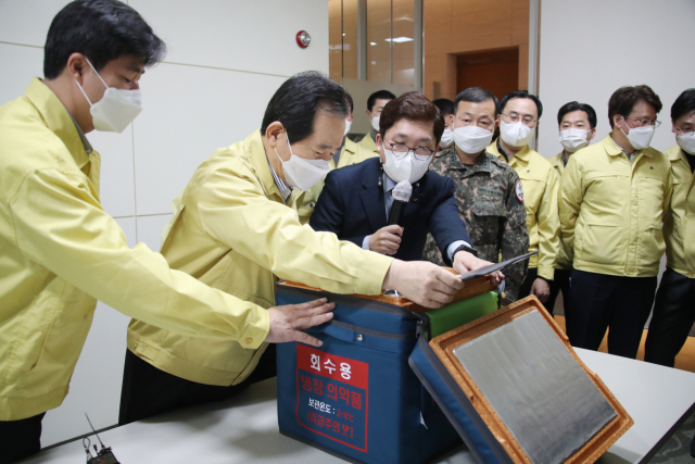 정세균 국무총리가 20일 경기도 성남시 분당구 SK바이오사이언스 본사를 방문해 코로나19 백신을 운반할 의약품 초저온 백신 운송용기를 보고 있다. 연합뉴스
