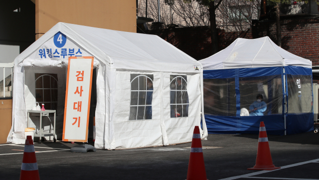 19일 서울 중구 국립중앙의료원 선별진료소가 한산한 모습이다. 중앙방역대책본부는 이날 0시 기준으로 코로나19 신규 확진자가 561명 늘어 누적 8만6천128명이라고 밝혔다. 전날보다는 60명 줄었다. 연합뉴스