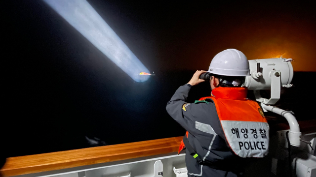 20일 밤 경북 경주 감포 해상에서 해경이 전복된 어선에 타고 있다가 실종된 선원들을 찾기 위한 야간 수색 작업을 하고 있다. 앞서 지난 19일 오후 경주 감포 동방 약 42㎞ 해상에서 9.77t급 어선(승선원 6명)이 전복돼 6명이 실종됐다. 포항해경 제공. 연합뉴스