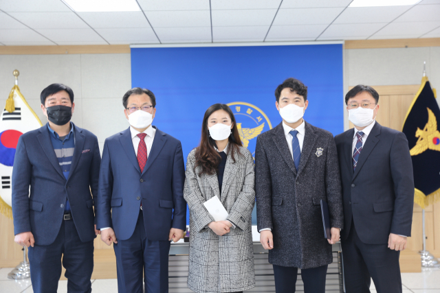 경북경찰청 사이버 베스트 캅에 선정된 영주서 사이버 수사팀이 수상을 전수했다. 영주서 제공