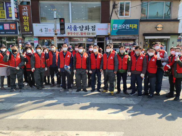 국민의힘 영주시당협위원들이 방역 봉사에 앞서 파이팅을 하고 있다. 마경대기자